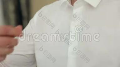 在家中，<strong>男人</strong>打扮的特写和衬衫上的扣子。